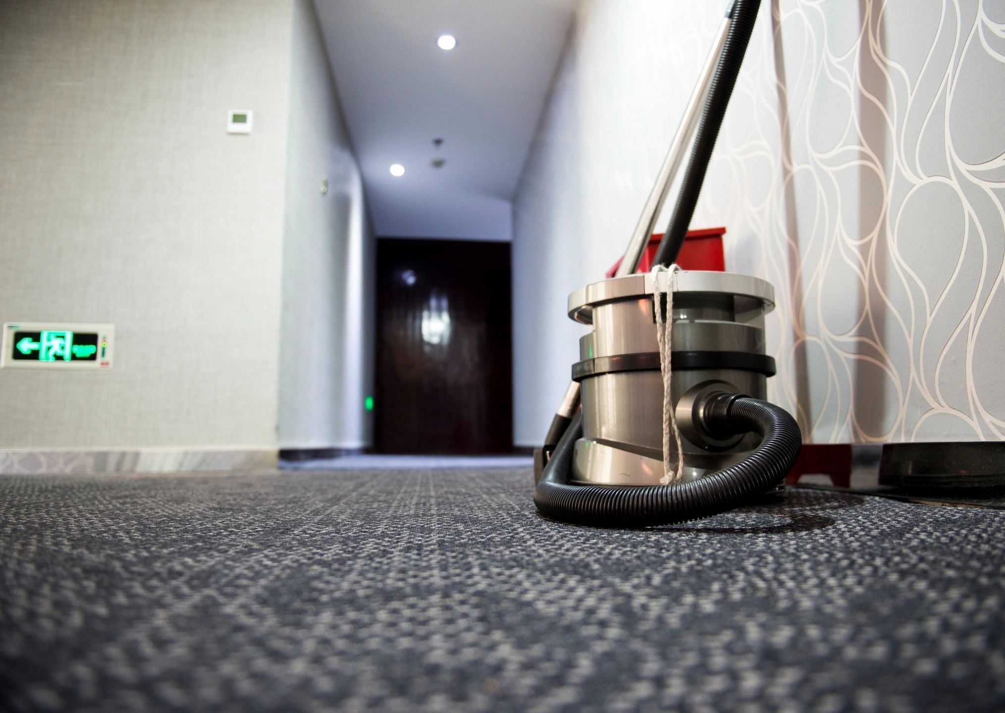 Carpet cleaning machine in a hallway